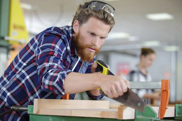 Carpinteiro Homem Corta Uma Viga Madeira Usando Uma Serra Manual — Fotografia de Stock