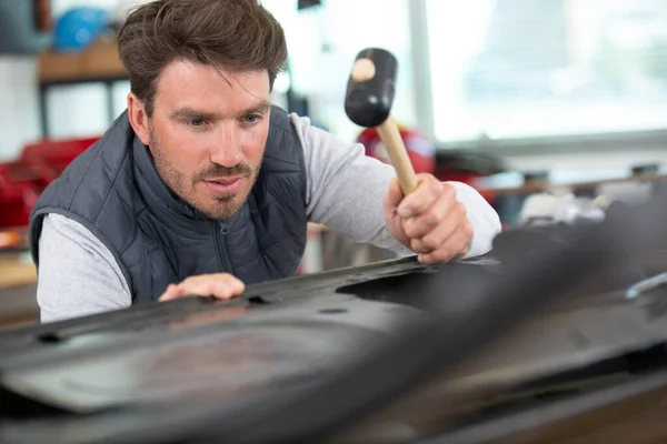 Man Repareert Auto Met Een Hamer — Stockfoto