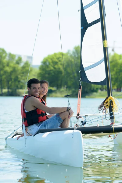 Yelkenli Teknede Gülümseyen Genç Bir Çift — Stok fotoğraf