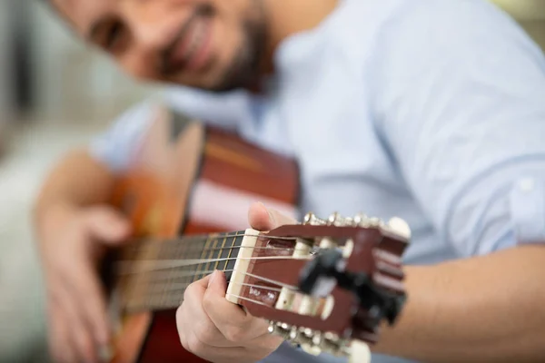 Gitara Rękach Uśmiechniętego Muzyka Płci Męskiej — Zdjęcie stockowe
