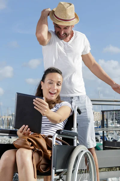 Lyckliga Par Förälskade Selfie Hamnen — Stockfoto