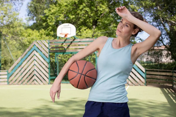 バスケットボールの休憩中の魅力的な若い女性は — ストック写真