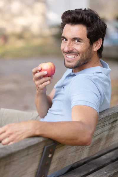 Jeune Homme Affaires Mange Des Pommes Dans Parc Après Travail — Photo