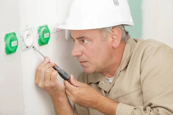 Elettricista Senior Concentrandosi Sul Suo Lavoro — Foto Stock