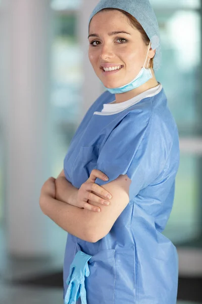 Молода Жінка Лікар Стоїть Посміхається Лікарні — стокове фото