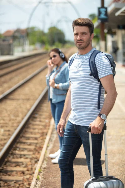 Ludzie Oczekujący Pociąg Odjazdach Kolejowych — Zdjęcie stockowe
