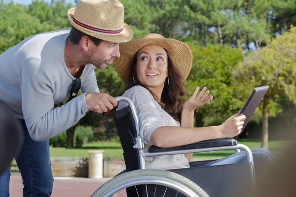 Tekerlekli Sandalyedeki Kadın Tablete Bakıyor — Stok fotoğraf