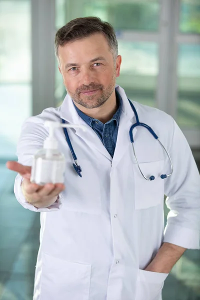 Läkare Kirurg Hålla Desinfektionsmedel Gel — Stockfoto