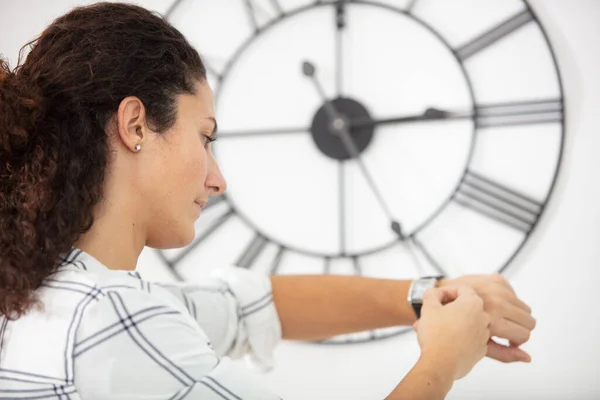 若い女性は彼女の時計の時間をチェック — ストック写真