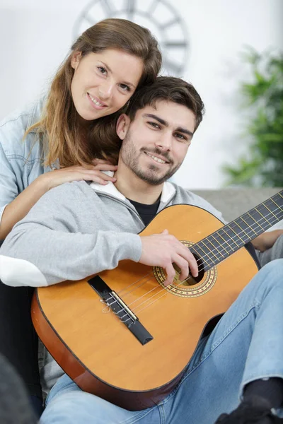 Pareja Cariñosa Con Guitarra Habitación Casa — Foto de Stock
