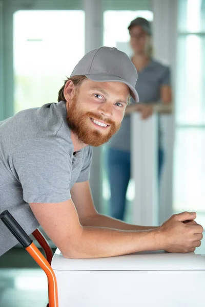 Hombre Profesional Mover Llevando Moderno Lavadora — Foto de Stock