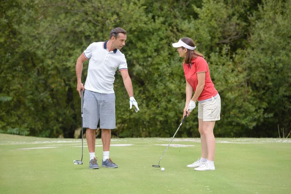 Pari Golfin Pelaajaa Näyttää Onnellisilta — kuvapankkivalokuva