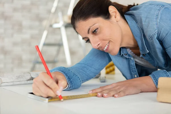 Kadın Tasarım Cetvel Kullanarak Çizgi Çiziyor — Stok fotoğraf
