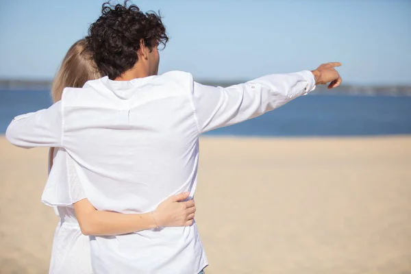 Young Couple Looking Sea Holding Hands — Stock Photo, Image