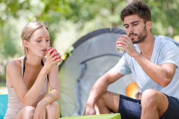 在帐篷外喝酒的夫妻 — 图库照片