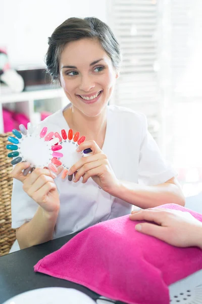 Menina Manicure Mostrando Cliente Diferentes Esmaltes — Fotografia de Stock