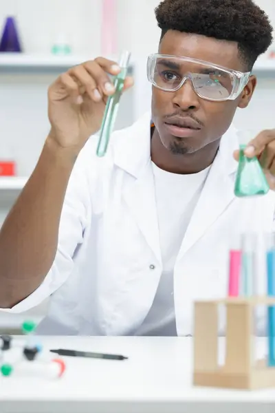 Αρσενικό Φοιτητής Της Χημείας Που Εργάζονται Στο Εργαστήριο — Φωτογραφία Αρχείου