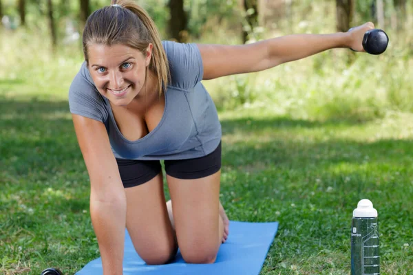 Woman Doing Outdoor Exercises — Stock Photo, Image