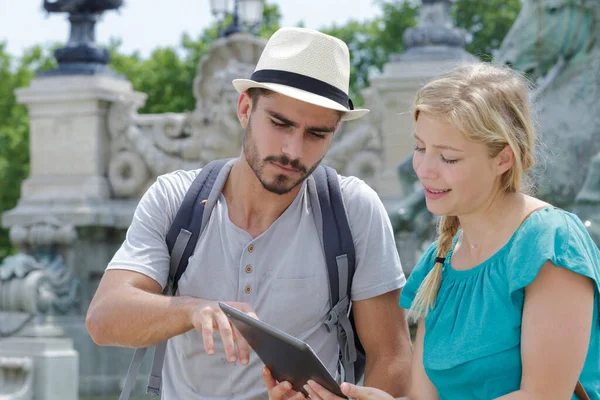 Young Couple Tourist Landmark Looking Tablet — Stock Photo, Image