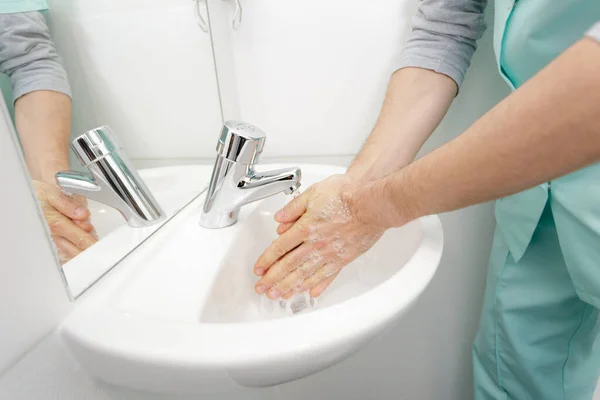 Närbild Läkare Tvätta Händerna — Stockfoto