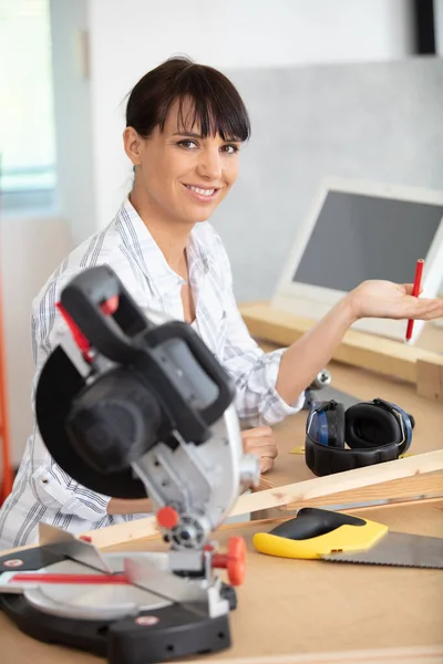 Retrato Carpinteiro Fêmea Banco Oficina — Fotografia de Stock