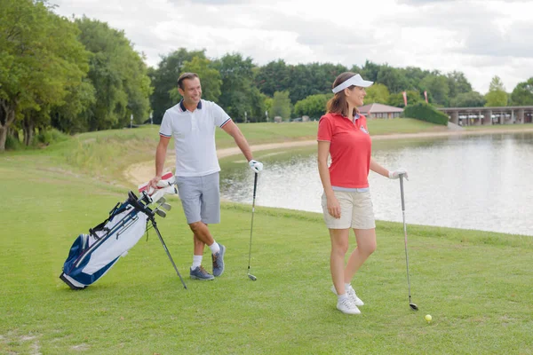 Attraktives Paar Beim Golfspielen Einem Bewölkten Tag — Stockfoto