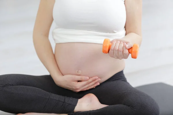Kobieta Ciąży Hantle Trening — Zdjęcie stockowe
