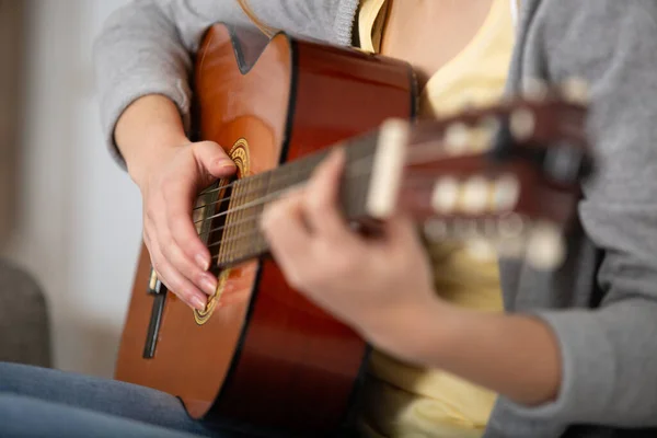 Les Mains Féminines Jouent Guitare — Photo