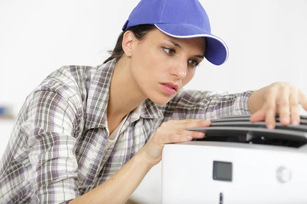 Een Vrouw Die Binnen Airconditioner Schoonmaakt — Stockfoto