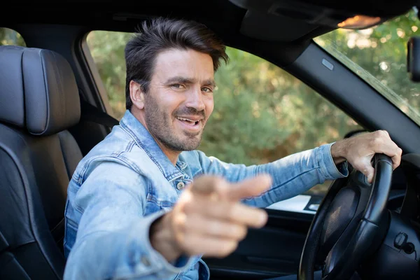 Άντρας Στο Αυτοκίνητο Δείχνει Δάχτυλο — Φωτογραφία Αρχείου