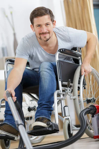 Conteúdo Homem Cadeira Rodas Com Aspirador — Fotografia de Stock