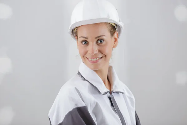 Mujer Constructora Mirando Una Ventana —  Fotos de Stock