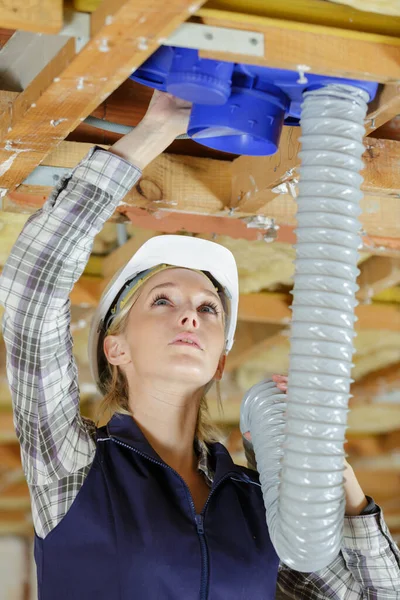 Vrouwelijke Elektricien Installeert Ventilatie Plafond — Stockfoto