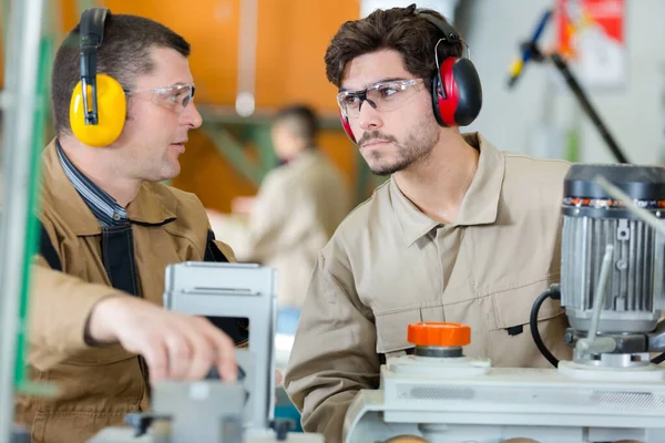 Arbeiter Mit Ohrenschützer Und Schutzbrille — Stockfoto