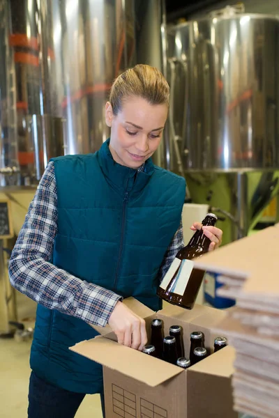 Ung Positiv Kvinnlig Bryggeriarbetare Med Buteljeringsutrustning Fabrik — Stockfoto