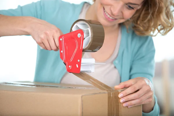 Kobieta Pakująca Pudełka Domu — Zdjęcie stockowe