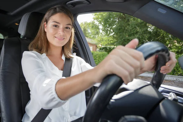 Ευτυχισμένη Νεαρή Γυναίκα Στο Αυτοκίνητό Της Ενώ Οδηγεί Ένα Αυτοκίνητο — Φωτογραφία Αρχείου