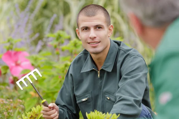 Bahçe Tırmığıyla Genç Bir Adamın Portresi — Stok fotoğraf