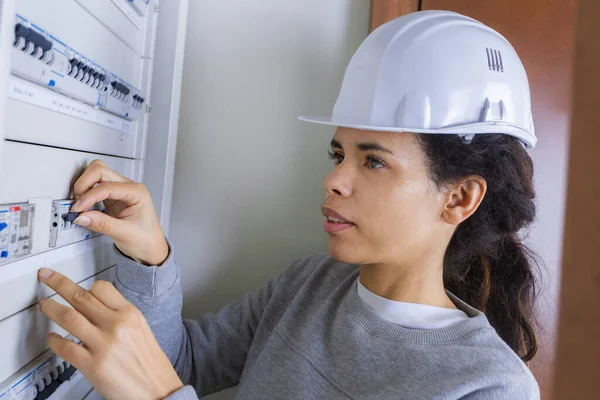 Young Female Electrician Adjusting Circuit Breaker Fuse — Stock Photo, Image