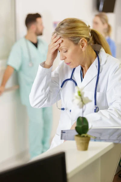 Ein Reifer Arzt Mit Kopfschmerzen — Stockfoto