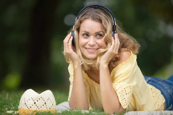 Beautiful Young Woman Headphones Outdoors — Stock Photo, Image