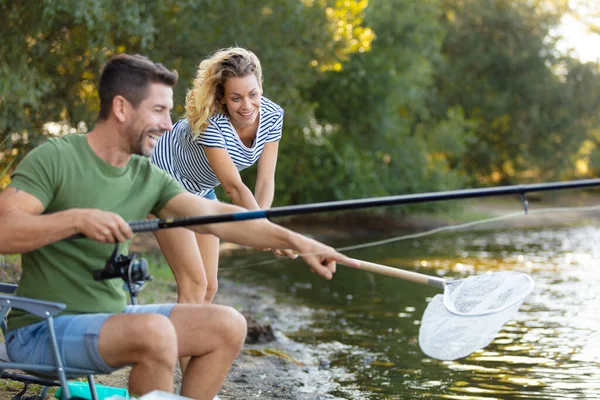 釣り竿と網で川で釣りをし — ストック写真