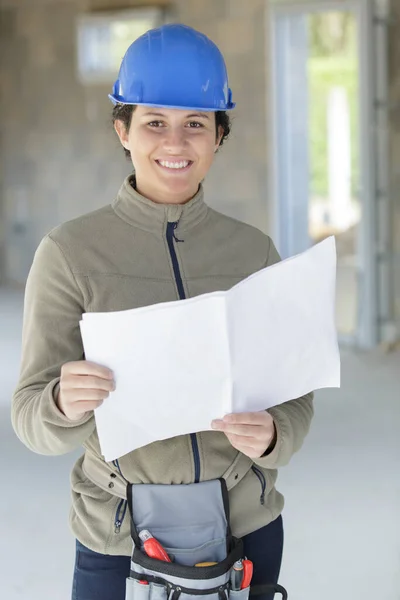 Femme Ingénieur Regardant Les Plans Sur Chantier Construction — Photo