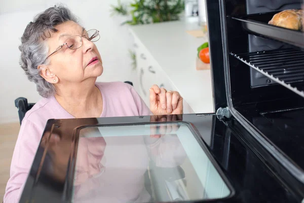 Actieve Vrouwelijke Senior Oven — Stockfoto