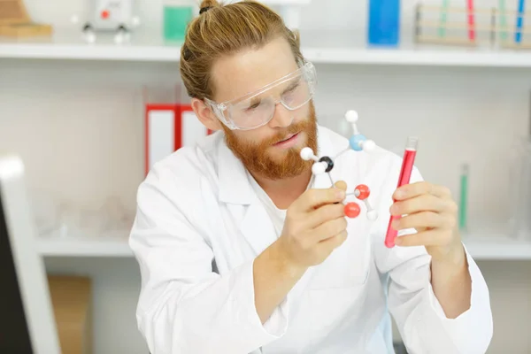 Mannelijke Chemicus Werkzaam Laboratorium — Stockfoto