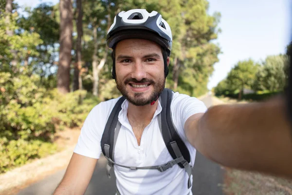 Hombre Alegre Con Casco Bicicleta Tomando Foto Selfie —  Fotos de Stock