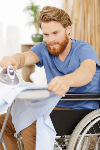 Uomo Disabile Stiratura Casa — Foto Stock