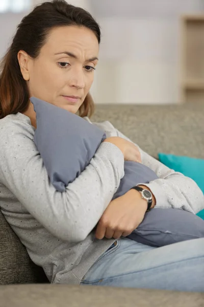Mulher Triste Abraçando Travesseiro — Fotografia de Stock
