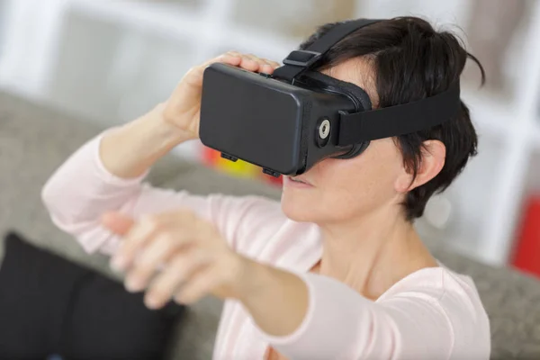 Kvinna Bär Med Hjälp Virtual Reality Glasögon — Stockfoto