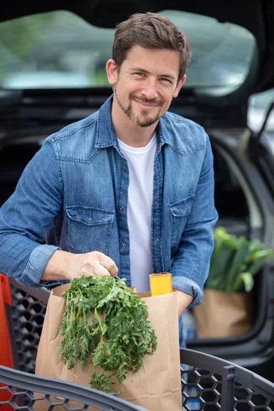 Alışveriş Torbaları Dolu Mutlu Şık Bir Adam — Stok fotoğraf